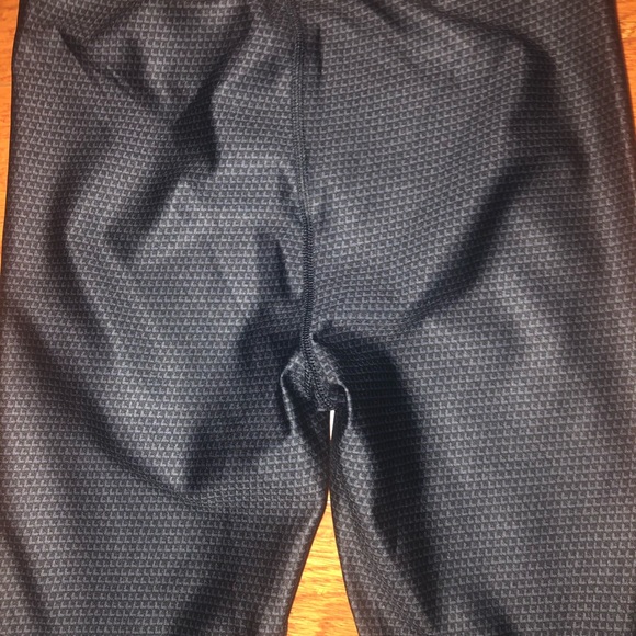 Under Armour compression capris. Size small - Picture 5 of 6
